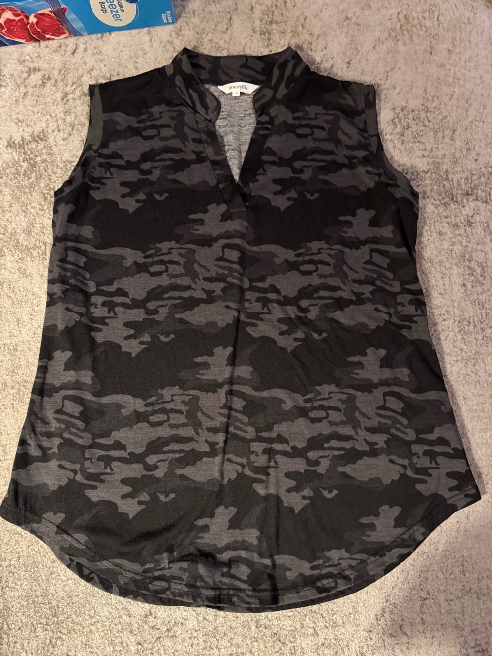 Amaryllis Sleeveless Camo V-Neck Tank in Black & Gray- XL